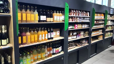 Une vitrine de jus de fruits dans une boutique à Bourg-lès-Valence (Drôme). (FRANCK DAUMAS / RADIO FRANCE)