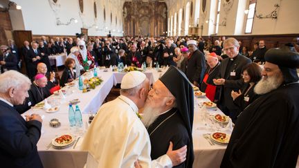 Le pape François participe au dialogue interreligieux d'Assise