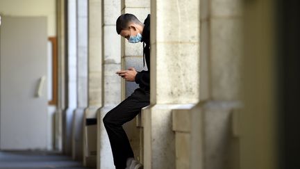 80% des 15-30&nbsp;ans confient avoir subi des préjudices importants en raison de l'épidémie de Covid-19, selon un sondage pour franceinfo, publié en janvier 2021. Photo d'illustration. (ALEXANDRE MARCHI / MAXPPP)