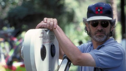 Le réalisateur Steven Spielberg sur le tournage de son film "Jurassic Park", en 1992. (MURRAY CLOSE / MOVIEPIX / GETTY IMAGES)