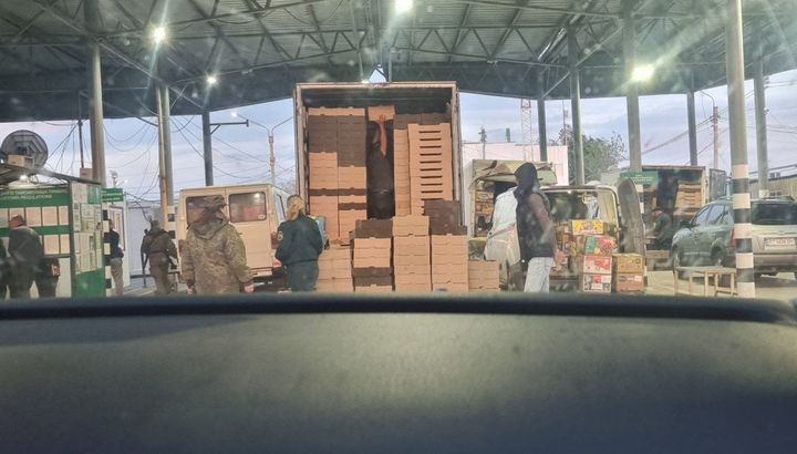 Plusieurs camions remplis de cageots de nourriture sont inspectés au checkpoint de Djankoï, en Crimée. Selon l'internaute prorusse qui a publié cette photo, ils sont remplis de fraises et de légumes de la région de Kherson. "Le flux [de nourriture] devient de plus en plus important", précise-t-il. (Telegram/russ_orientalist)