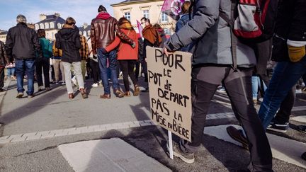 La personne qui promène cette pancarte, à Caen, refuse de voir le verre à moitié vide. (JULIEN HELAINE / HANS LUCAS / AFP)