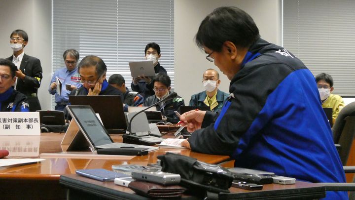 Réunion de la cellule de crise départementale autour du gouverneur d’Ishikawa, Hiroshi Hase (au premier plan) (KARYN NISHIMURA / RADIO FRANCE)