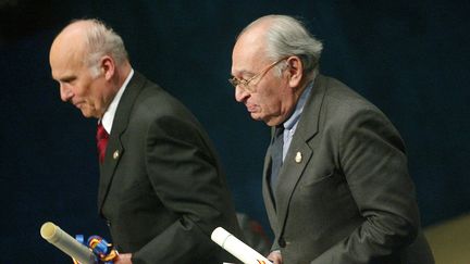 Le journaliste polonais Ryszard Kapuscinski et le théologien péruvien Gustavo Gutierrez Merino (à droite), après avoir reçu un prix à Oviedo, dans le nord de l'Espagne, le 24 octobre 2003. (MIGUEL RIOPA / AFP)