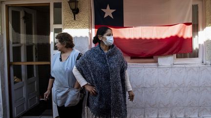 Une famille attend de la nourriture fournie par la municipalité de Santiago, au Chili, le 22 mai 2020. (MARTIN BERNETTI / AFP)