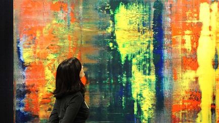 Une visiteuse devant &quot;Abstraktes Bild (809-4)&quot; de Gerhard Richter
 (Tony Kyriacou / Rex Fea/REX/SIPA)