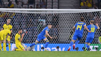 La joie des Ukrainiens après le but de Dovbyk en prolongation face à la Suède en huitièmes de finale, le 29 juin. (PAUL ELLIS / AFP)