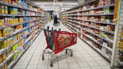 Un supermarché de Caluire-et-Cuire, dans le Rhône, le 10 janvier 2024. (ANTOINE BOUREAU / HANS LUCAS / AFP)