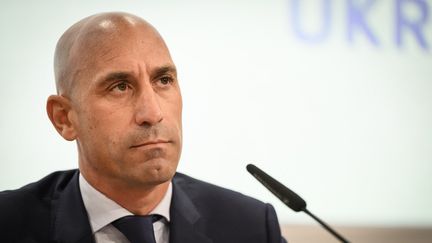 Le président de la Fédération espagnole de football, Luis Rubiales, durant la conférence de presse d'annonce de la candidature conjointe de l'Ukraine, en sus du binôme Espagne-Portugal, pour la Coupe du monde 2030, le 5 octobre 2022 à Nyon (Suisse). (GABRIEL MONNET / AFP)