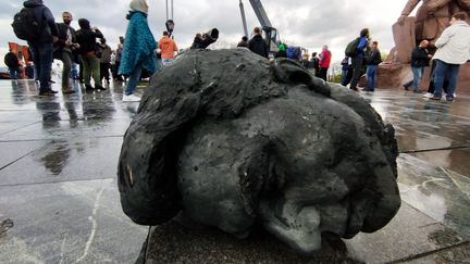 Le démantèlement d'une sculpture représentant un ouvrier russe, à Kiev en Ukraine, le 26 avril 2022. Photo d'illustration. (HENNADII MINCHENKO / AVALON / MAXPPP)