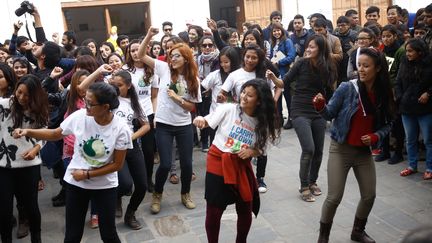 A Katmandou (Népal), l'ambiance était festive. Des jeunes militants ont réalisé une chorégraphie pendant le rassemblement pour le climat. (SUNIL PRADHAN / NURPHOTO / AFP)