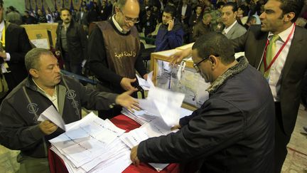 Des Egyptiens votent au Caire le 29 novembre 2011. (MAHMUD HAMS / AFP)