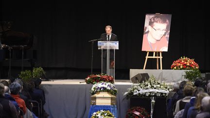 Le maire de Pontoise, Philippe Houillon, lors de l'hommage &agrave; Charb &agrave; Pontoise, le 16 janvier 2015.&nbsp; (MARTIN BUREAU / AFP)