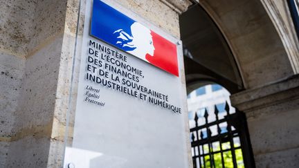 L'entrée du ministère de l'Economie, des Finances et de la Souveraineté industrielle et numérique, à Bercy, le 3 mai 2024. (XOSE BOUZAS / HANS LUCAS / AFP)