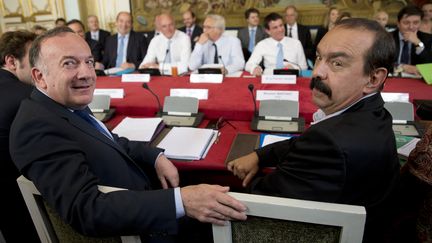 Pierre Gattaz et&nbsp;Philippe Martinez, lors d'une réunion à Matignon (Paris), le 12 mai 2015.&nbsp; (KENZO TRIBOUILLARD / AFP)