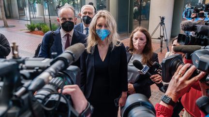 Elizabeth Holmes, fondatrice et ancienne PDG de la société Theranos, arrive pour son procès devant la cour fédérale de San José, en Californie (Etats-Unis), le 31 août 2021. (NICK OTTO / AFP)