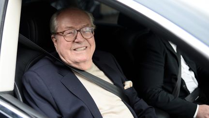 Jean-Marie Le Pen face aux journalistes lors de sa sortie du si&egrave;ge du FN le 4 mai 2015 (STEPHANE DE SAKUTIN / AFP)