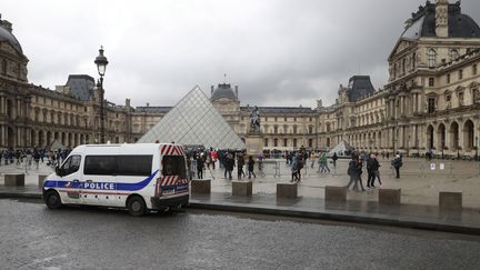 Un fourgon de police stationné devant la pyramide du Louvre, à Paris, samedi 4 février 2017.&nbsp; (JACQUES DEMARTHON / AFP)