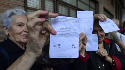 Des Catalans se sont rassemblés dès l'aube dimanche 1er octobre à Barcelone pour "défendre" les centres de vote (illustration).  (JOSE JORDAN / AFP)