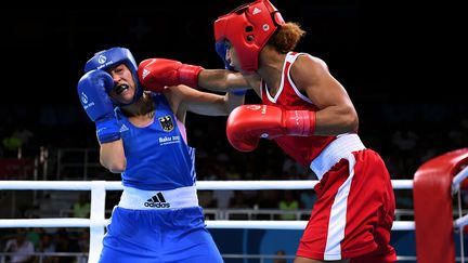 La française Estelle Mossely (rouge) et l'allemande Tasheena Bugar aux jeux européens de Baku le 23 juin 2015. (DAVID RAMOS / GETTY IMAGES EUROPE)