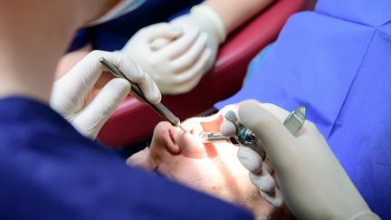 Un patient chez le dentiste à Ainay-le-Château (Allier), le 12 octobre 2022. (SALESSE FLORIAN / MAXPPP)