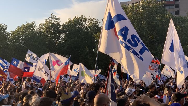 Several thousand people gathered at the last meeting of José Antonio Kast in Santiago de Chile.  (GILLES GALLINARO / RADIO FRANCE)