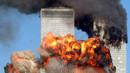 Un &nbsp;avion s'&eacute;crase sur l'une des tours du World Trade Center, le 11 septembre 2001 &agrave; New York (Etats-Unis). (SPENCER PLATT / GETTY IMAGES NORTH AMERICA / AFP)