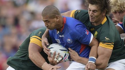 Le Samoan Paul Perez, pris par la défense sud-africaine (LIONEL BONAVENTURE / AFP)