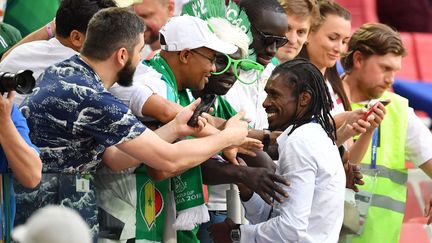 Le coach du Sénégal Aliou Cissé félicité à la sortie du match contre la Pologne. Il est désormais le seul sélectionneur africain à avoir gagné son premier match lors de la Coupe du monde en Russie. (Frank Hoermann / SVEN SIMON / Sven Simon / DPA)