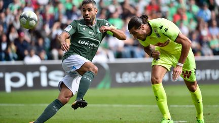 Loïc Perrin (Saint-Etienne) au duel avec Enzo Crivelli (Angers) (ROMAIN LAFABREGUE / AFP)