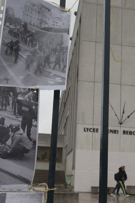 Les grilles du lycée Henri-Bergson, à Paris, dans le 19e arrondissement, le 25 mars. (JOEL SAGET / AFP)