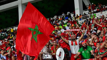 Des supporters marocains soutiennent leur équipe contre la Zambie lors de la CAN en Côte d'Ivoire, le 24 janvier 2024. (SIA KAMBOU / AFP)