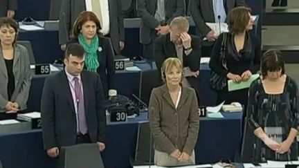 Minute de silence au Parlement Europ&eacute;en de Strasbourg mecredi 14 mars 2012 (CAPTURE D'ÉCRAN TV BELGE)