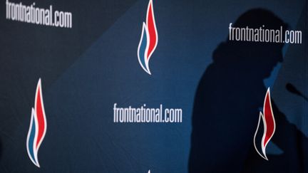 L'ombre de Marine Le Pen, sur le logo du Front national, lors d'un meeting du parti, le 29 novembre 2014, à Lyon (Rhône).&nbsp; (JEFF PACHOUD / AFP)