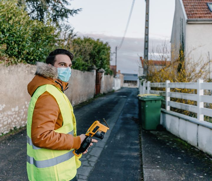 Jérémy Lambert, conseiller énergétique à Saint-Laurent-Nouan (Loir-et-Cher), le 24 février 2022. (PIERRE MOREL / FRANCEINFO)