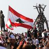 Des manifestants rassemblés devant le port de Beyrouth (Liban) le 4 août 2021, un an après l'explosion qui l'avait ravagé. (IBRAHIM AMRO / AFP)