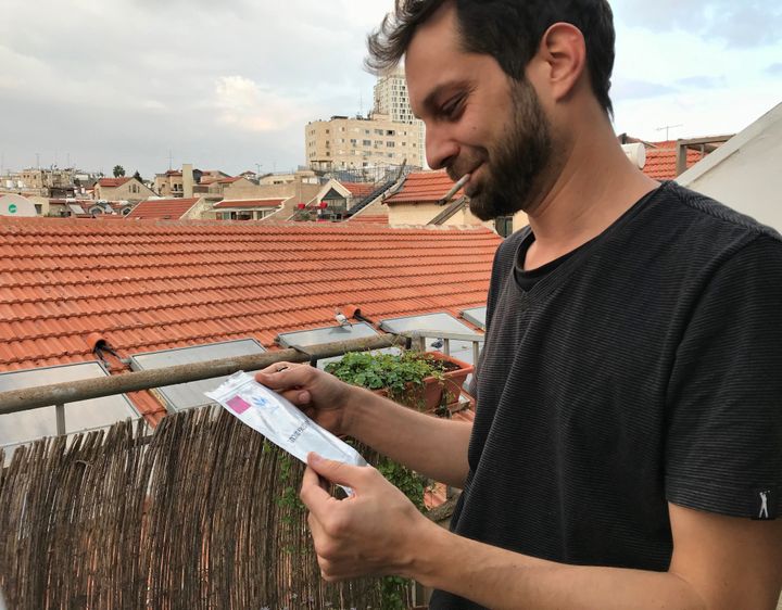 Nicolas, 33 ans, reçoit directement chez lui ses doses de cannabis thérapeutique. (ALICE FROUSSARD / RADIO FRANCE)