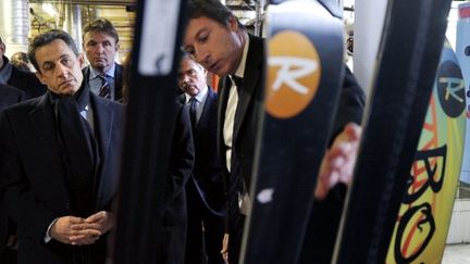 Nicolas Sarkozy a rendu visite aux ouvriers de l'usine Rossignol de Sallanches (Haute-Savoie), le 13 décembre 2011. (AFP - PHILIPPE DESMAZES)