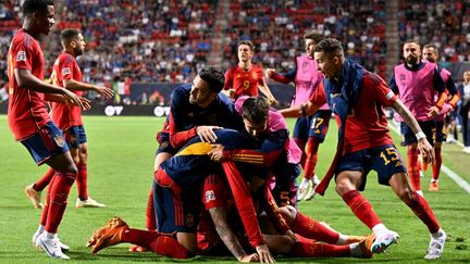 Les joueurs espagnols célèbrent le but victorieux de Joselu en demi-finale de la Ligue des nations contre l'Italie, jeudi 15 juin. (JOHN THYS / AFP)