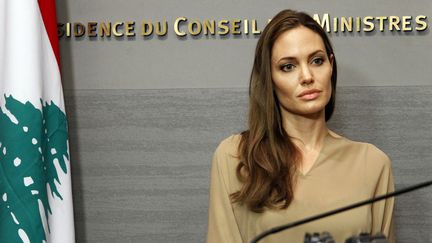 Angelina Jolie, plus en cire que sa statue au mus&eacute;e Gr&eacute;vin ou comment adopter une posture de circonstance lorsque l'on &eacute;cout&eacute; un discours du haut commissaire au Nations Unis pour les r&eacute;fugi&eacute;s. (MOHAMED AZAKIR / REUTERS)