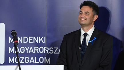 Peter Marki-Zay donne une conférence de presse à Budapest, le 17 octobre 2021. (ATTILA KISBENEDEK / AFP)