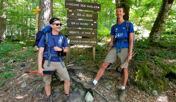 Derrière leurs sourires, Damien et Carlos sont bien fatigués, après avoir parcouru la partie Nord du GR 20, la plus difficile. Ils hésitent à prendre le train ici, à Vizzavona. (BENJAMIN ILLY / RADIO FRANCE)