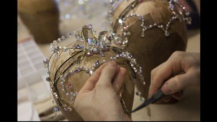 Ainsi, transporté au coeur des ateliers de couture de l’Opéra Garnier, le CNCS dévoile, salle par salle, les différents costumes des personnages du ballet, retraçant pour chacun les étapes d’élaboration, les recherches techniques et les enjeux artistiques.
 (Anne Deniau)