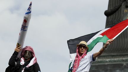 Des manifestans pro-palestiniens, le 13 juillet 2014 &agrave; Paris. (KENZO TRIBOUILLARD / AFP)