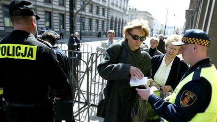 Barrage de police à Varsovie en avril 2004 (Reuters)