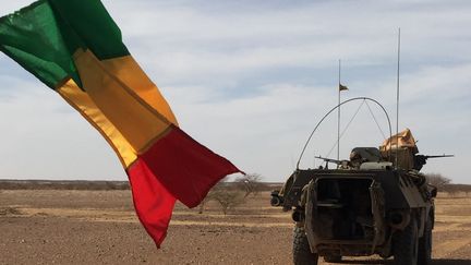 Des soldats de l'opération Barkhane en patrouille dans le centre du Mali, en novembre 2017. (DAPHNE BENOIT / AFP)