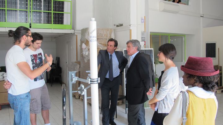 Renaud Muselier (en cravate) et des membres de son &eacute;quipe de campagne en visite dans un quartier de Marseille, le 30 mai 2012. (S. LEGRAND / FTVI)