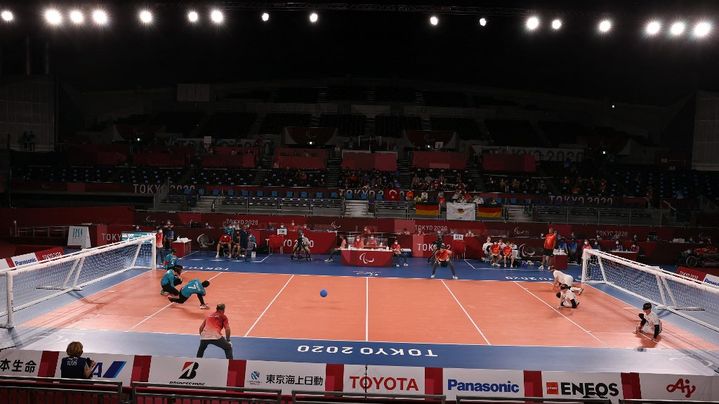 Un match de poules de goalball, entre l'Allemagne et la Turquie, aux Jeux olympiques de Tokyo, le 25 août 2021, au Makuhari Messe de Tokyo. (KARL-JOSEF HILDENBRAND / AFP)