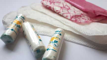 Des tampons et serviettes hygiéniques (illustration). (STÉPHANIE BERLU / RADIO FRANCE)