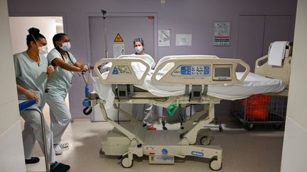 Des soignantes s'activent aux urgences de l'hôpital André-Grégoire de Montreuil (Seine-Saint-Denis), le 1er avril 2021. (BERTRAND GUAY / AFP)